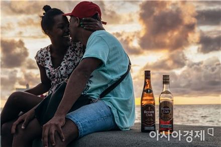 [아경갤러리] 클래식 자동차와 아이폰이 공존하는 쿠바로… 