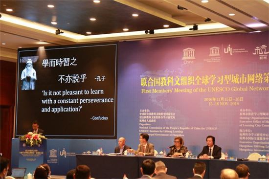 유종필 관악구청장(왼쪽)이 중구 항저우 컨퍼런스서 주제 발표를 하고 있다. 