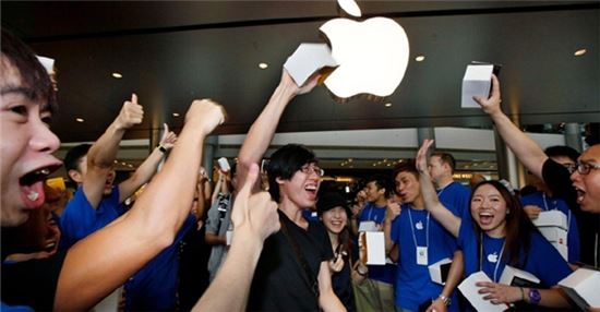 애플, 中 '아이폰 밀수' 막기 위해 환불 정책 바꿨다