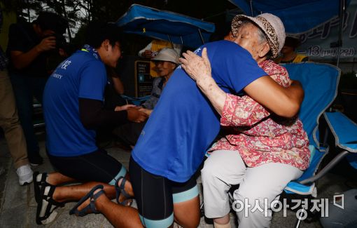 [포토]무릎 꿇고 할머니와 포옹