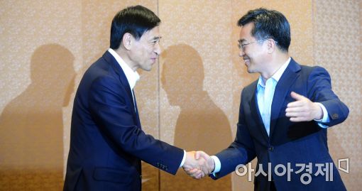 [포토]악수 나누는 김동연·이주열