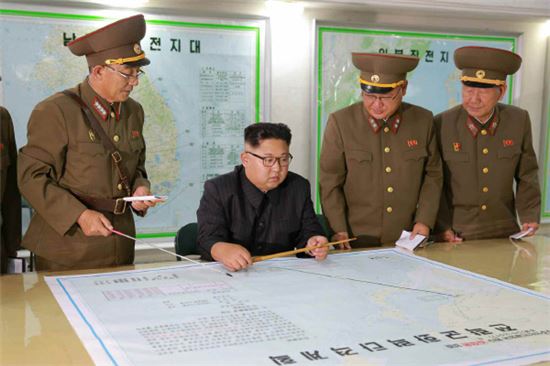 북한 “김정은, ‘화성-12형’ 미사일 발사훈련 지도”