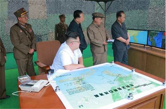 2016년 7월 북한이 탄도미사일 남한 타격지점을 명시한 사진을 공개했다./사진=노동신문
