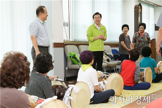 [포토]김성환 동구청장, 주민자치 프로그램 수강생 격려