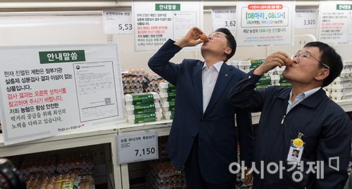 [포토]생달걀 시식하는 김병원 농협회장