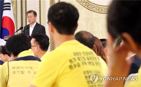  세월호 피해자 가족 앞에 선 文 대통령 “늘 기억하고 있었습니다”