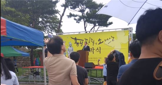 홍성 평화의 소녀상 제막식에 참석해 축사를 한 홍문표 자유한국당 의원 / 사진= 유튜버 박셜록 캡쳐