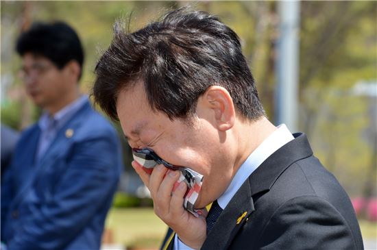 이재명 성남시장이 세월호 참사로 희생된 학생들의 빈소를 찾아 조문한 뒤 손수건으로 눈물을 훔치고 있다.  