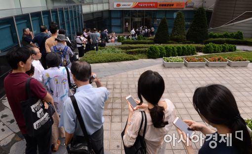 [포토]문재인 대통령 취임 기념우표 구매 기다리는 시민들