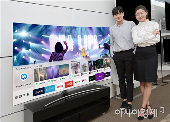 ▲삼성전자 모델들이 '삼성 스마트 TV 음악 식별 서비스'를 소개하고 있다. (제공=삼성전자)