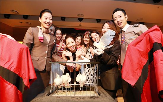 아시아나항공(사장 김수천)이 17일 서울 강서구 오쇠동 아시아나항공 본사 오즈홀에서 임직원과 가족을 초청하여 매직콘서트를 개최했다.  