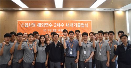 ▲이선석 한화첨단소재 대표(앞줄 왼쪽 다섯 번 째)와 주요 임원을 비롯한 신입사원 해외연수 프로그램 2기 참가자들이 졸업식 행사 후 파이팅을 외치며 기념촬영 하고 있다.