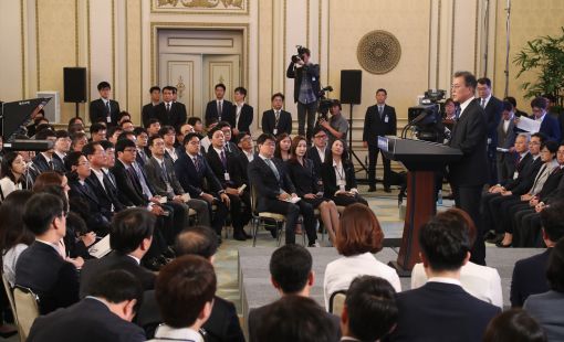 '국민주권시대' 활짝 연 文, 더 강도 높은 개혁 예고