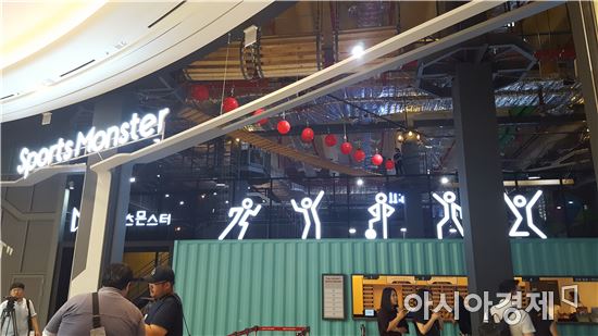 고양 스타필드 4층에 5100㎡ 규모로 조성된 스포츠몬스터. 64m 실내 짚 코스터와 농구장 등 다양한 체험시설이 마련돼있다. 