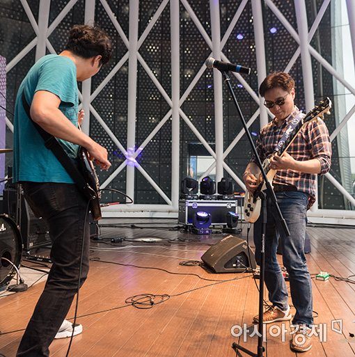 [포토]멋진무대 보여주는 직밴, '어퓨굿맨'