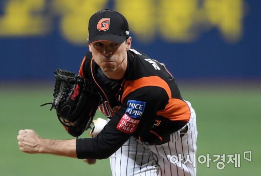 거인, 어깨에 힘 줬다