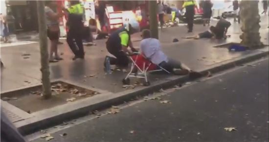 [포토]'바르셀로나 차량테러' 바닥에 쓰러진 사람들