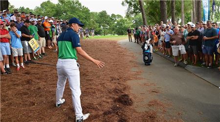 조던 스피스가 PGA챔피언십 최종일 10번홀에서 드롭할 위치의 솔잎을 제거하고 있다. 사진=골프닷컴
