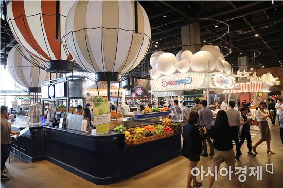 17일 경기도 고양시 '스타필드 고양' 내에 조성된 식품관 '잇토피아'에서 고객들이 매장을 둘러보고 있다. 