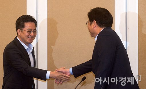 [포토]우원식 원내대표와 인사하는 김동연 부총리