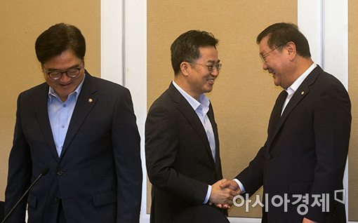 [포토]반갑게 인사 나누는 당·정