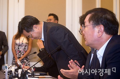 [포토]김동연, "문재인 정부 첫 예산안, 잘 부탁합니다"