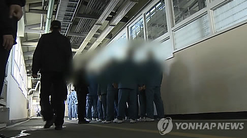 교도소 수감자 성인잡지 논란…“흉악범 사형 안하나요?”