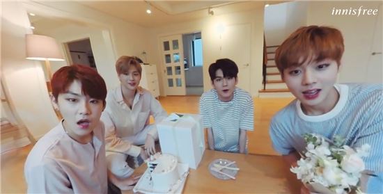 이니스프리 "VR존에서 더욱 생생하게 워너원을 만나자"