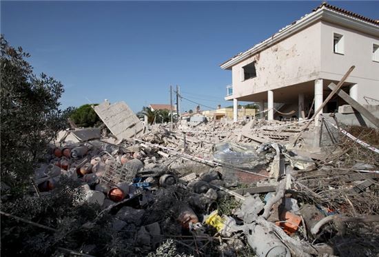 16일(현지시간) 스페인 휴양도시 알카나르에서 한 가옥이 폭발하면서 1명이 숨지고 6명이 다쳤다.(사진출처=EPA연합)
