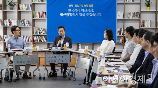 [포토]김동연 경제부총리, 벤처·창업기업 현장 방문