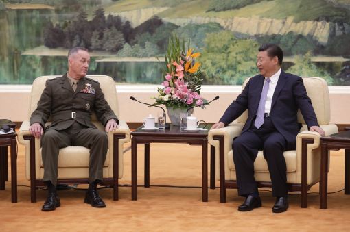 [이미지출처=EPA연합뉴스] 시진핑 중국 국가주석과 조지프 던포드 미 합찹의장이 환담하고 있다.