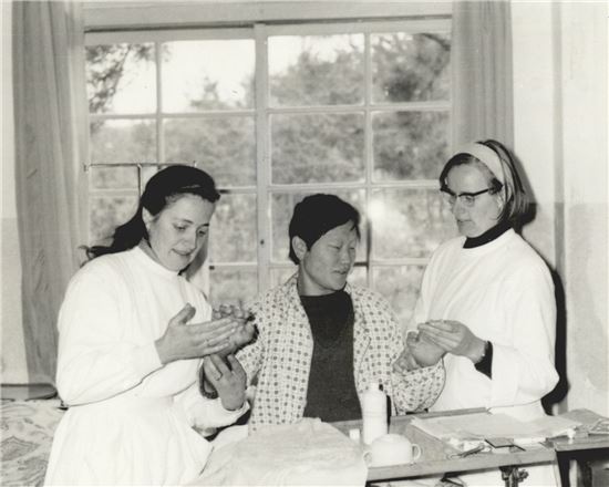 ▲소록도에서 환자를 돌보던 당시 마가렛 수녀(왼쪽)와 마리안느 수녀(오른쪽).[사진제공=사단법인 마리안느와 마가렛]