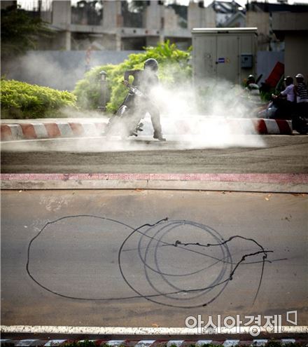 더 프로펠러 그룹, 정지마찰: 고무 태우기, 2012,1채널 비디오, 컬러, 사운드, 3분 46초
