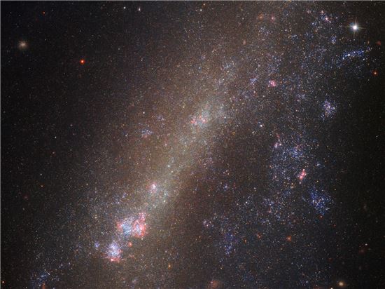 ▲IC 1727 은하. 이 은하는 이웃한 NGC 672와 가까워지고 있다.[사진제공=NASA] 