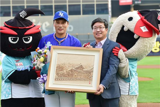 염태영 수원시장이 이승엽 선수에게 인두화를 선물한 뒤 기념사진을 찍고 있다. 