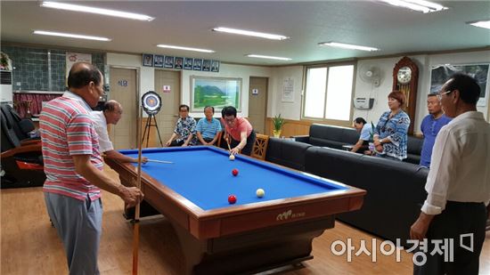 완도군 어르신들 당구삼매경에 빠지다