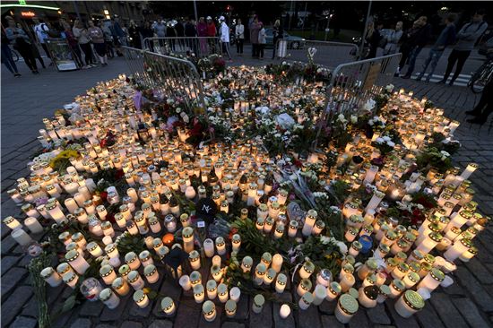 핀란드 투르쿠에서 18일(현지시간) 발생한 테러로 희생된 사람들을 추모하기 위한 촛불이 켜져있다. (사진출처=AP연합)