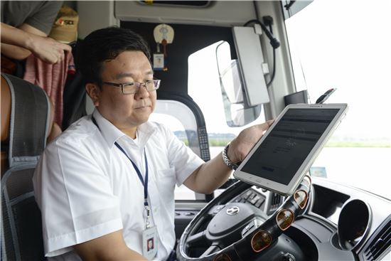 교통안전공단이 지난 18일 연 시연회에서 공단 직원이 디지털운행기록계 작동법을 보여주고 있다.