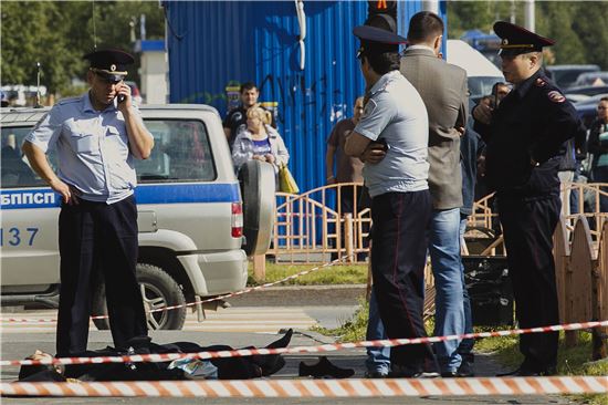 이슬람 수니파 무장조직 '이슬람국가'(IS)가 배후를 자처했던 러시아 수르구트지역에서 경찰들이 흉기 테러 사건 현장을 수습하고 있다. (사진출처=AP연합)
