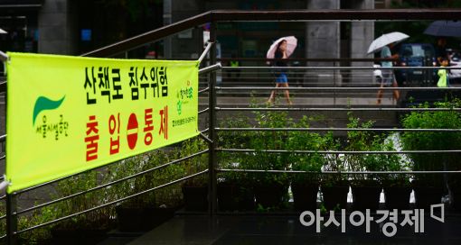 [포토]통제된 청계천 산책로