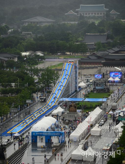 [포토]도심 속 초대형 봅슬레이… 우천 취소