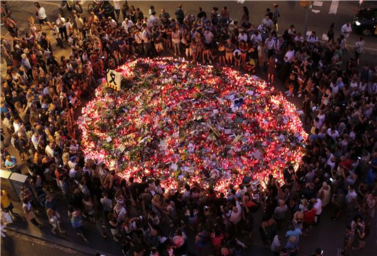 [포토]슬픔에 빠진 스페인…촛불 밝힌 시민들