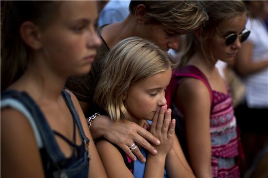 [포토]슬픔에 빠진 스페인…촛불 밝힌 시민들