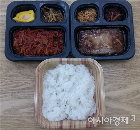 '백미밥'과 '매콤제육볶음' '햄버그스테이크' 반찬.(사진=오종탁 기자)