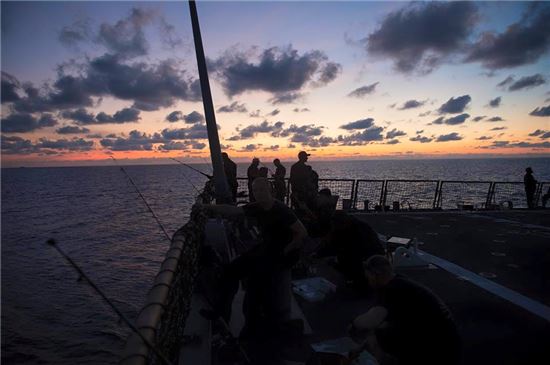 낚시하던  美 이지스함, 상선과 충돌 10명 실종