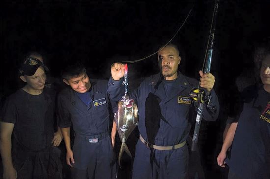 낚시하던  美 이지스함, 상선과 충돌 10명 실종