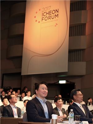 최태원 SK 회장 "비즈니스 관점 넓혀 사회 기여"…'이천포럼' 첫 개최