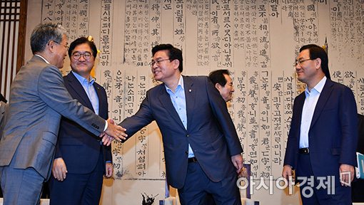 [포토]인사 나누는 교섭단체 원내대표