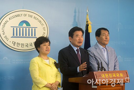 [포토]김진표, 종교인과세유예법안 관련 기자회견