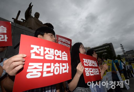 반전평화국민행동민중총궐기투쟁본부가 21일 서울 종로구 주한 미국대사관 앞에서 을지프리덤가디언(UFG) 한미연합훈련 중단을 촉구하는 기자회견과 선전전을 펼치고 있다. (사진=문호남 기자)